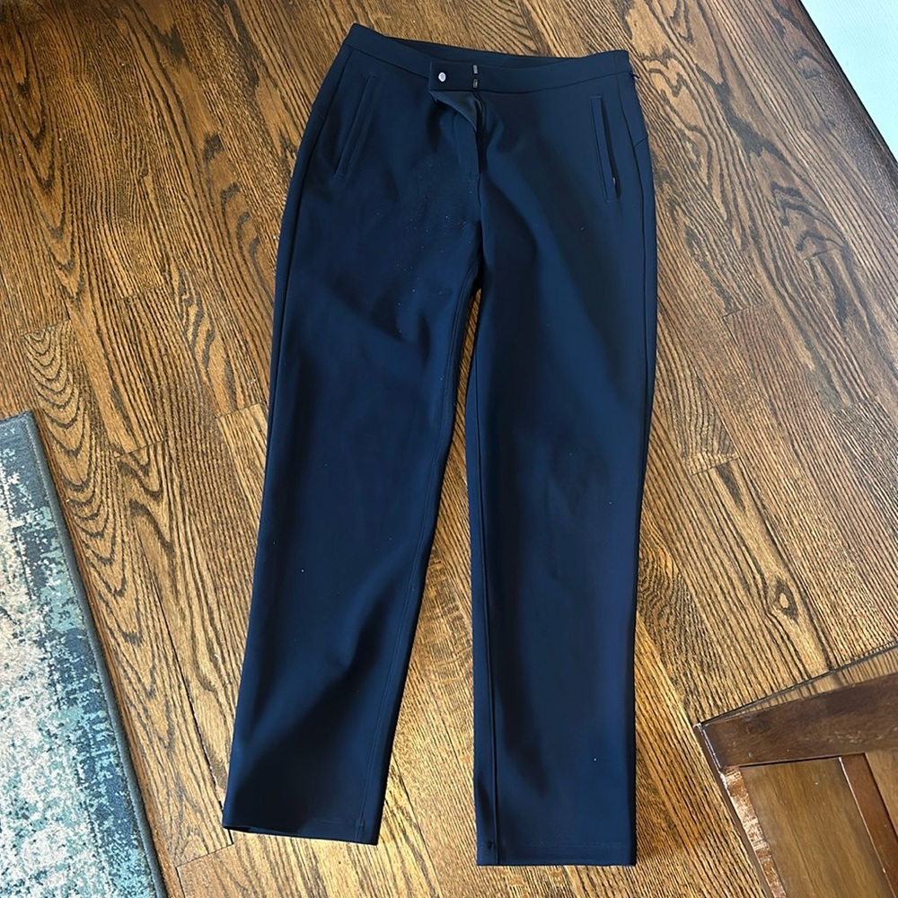 Lulu Lemon. size 4. navy. front slant zip flat pockets